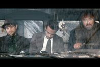 Schrotten! – Träumchen (Lars Rudolph, li.) und Schmied (Heiko Pinkowski, re.) lassen Mirko (Lucas Gregorowicz, Mi.) keine Wahl - sie nehmen ihn einfach mit auf den Schrottplatz.