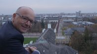 SMS - Schwanke meets Science – moderator Karsten Schwanke auf dem Schlossturm in Karlsruhe.