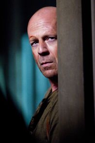 Stirb langsam 4.0 – Ein Wettlauf gegen die Zeit beginnt, als Gabriel versucht, sämtliche Finanzdaten der Vereinigten Staaten zu stehlen und John McClane (Bruce Willis) versucht, ihn davon abzuhalten. Wird er sich gegen ihn durchsetzen können?; Ein Wettlauf gegen die Zeit beginnt, als Gabriel versucht, sämtliche Finanzdaten der Vereinigten Staaten zu stehlen und John McClane (Bruce Willis) versucht, ihn davon abzuhalten. Wird er sich gegen ihn durchsetzen können?