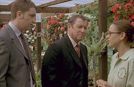 Inspector Barnaby – Inspector Barnaby (John Nettles, M.) und Sergeant Troy (Daniel Casey, l.) erfahren von der jungen Caroline Devere (Chloe Tucker, r.), dass ihr Freund Peter Drinkwater ein Verhältnis hatte.