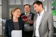 Die Rosenheim-Cops – Während Ortmann (Diana Staehly, l.) und Hansen (Igor Jeftic, r.) sich auf die Regatta vorbereiten, verfolgt Hartl (Michael A. Grimm, m.) eine heiße Spur im aktuellen Fall.