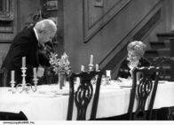 Dinner for One oder Der neunzigste Geburtstag – Freddie Frinton als Diener James und May Warden als alleinspeisende alte Dame Miss Sophie.