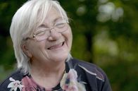 Re: – Die 68-jährige Minja ist in ihrer Heimat als Aktivistin bekannt, kämpft für Frauenrechte und die Umwelt.