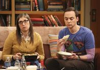 The Big Bang Theory – Als vor dem Haus plötzlich ein Food Truck Stellung bezieht, gefällt das Sheldon (Jim Parsons, r.) überhaupt nicht und greift zu drastischen Mitteln. Wird Amy (Mayim Bialik, l.) auch bei diesem Unterfangen hinter ihm stehen?