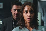 Gothika – Dr. Pete Graham (Robert Downey Jr., l.) konfrontiert seine Kollegin, die erfolgreiche Kriminal-Psychologin Dr. Miranda Grey (Halle Berry, r.), mit der Behauptung, sie habe ihren eigenen Ehemann mit einer Axt erschlagen. Daran kann diese sich jedoch nicht erinnern ...