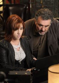 Warehouse 13 – Claudia Donovan (Allisson Scagliotti, l.); Artie Nielsen (Saul Rubinek, r.)