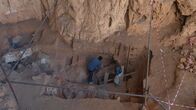 Katastrophen der Erdgeschichte – Um den Homo sapiens besser zu verstehen, suchen Archäologen wie Prof. Abdeljalil Bouzouggar und seine Doktorandin in der marokkanischen Grotte des Pigeons nach Überresten unserer frühen Vorfahren.