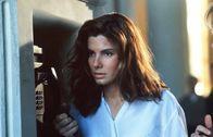 Das Netz – Angela Bennett (Sandra Bullock) ist auf der Flucht. Ihr Verfolger hat all ihre Daten aus staatlichen Computern gelöscht und offiziell ist aus Angela die Prostituierte Ruth Marx geworden. Angela kämpft verzweifelt um ihre Existenz.