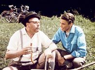 Immer die Radfahrer – SWR Fernsehen IMMER DIE RADFAHRER Uhr. Fritz Eilers (Heinz Erhardt, li.) und Sohn Robby (Peter Kraus).