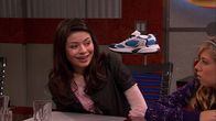 iCarly – L-R: Carly Shay (Miranda Cosgrove), Sam Puckett (Jennette McCurdy)