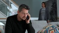 Alles auf Rot – Kessel (Fritz Karl, l.) telefoniert mit Schukri, als Voss kommt und auf Claire (Jessica Schwarz, r.) einredet. Claire belauscht Kessel während seines Telefonats.