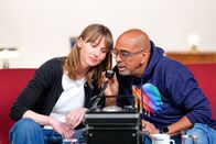 DDR genial – Influencerin Tina Goldschmidt und Schauspieler Pierre Sanoussi-Bliss versuchen sich an einem Funktelefon, dass die DDR für Mexiko entwickelte.
