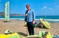 Was kostet... – Moderator Johannes Zenglein am Strand von Kreta.