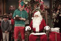 Last Man Standing – Ed (Hector Elizondo, r.) und Kyle (Christoph Sanders, l.) beteiligen sich an einer Weihnachtsüberraschung ...