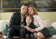 Ein Fall für Nadja – Nadja (Marion Kracht, r.) und Leonard (Bernhard Bettermann, l.) sind glücklich, dass sie ihren Sohn Max (Timon Straka, M.) wiederhaben.