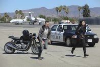 Scorpion – Ein Junge wird im Fahrwerksschacht eines Flugzeuges entdeckt. Können Toby (Eddie Kaye Thomas, l.), Happy (Jadyn Wong, r.) und der Rest von Team Scorpion ihn retten?
