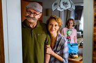 Horst Lichter - Keine Zeit für Arschlöcher – Horst Lichter (Oliver Stokowski, l.), seine Frau Nada (Chiara Schoras, M.) und Horsts Tante Anni Kabuk (Johanna Gastdorf, r.) versuchen, Margret aufzumuntern.