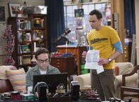 The Big Bang Theory – Schlechte Laune vorprogrammiert: Ein Magazin veröffentlicht einen Artikel über die Arbeit von Leonard (Johnny Galecki, l.) und Sheldon (Jim Parsons, r.), ohne Leonards Namen zu erwähnen ...