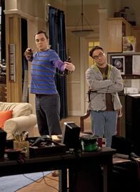 The Big Bang Theory – Sheldon Cooper (Jim Parsons, l.); Leonard Hofstadter (Johnny Galecki, r.)