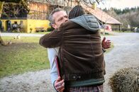 Sturm der Liebe – Gerry (Johannes Huth, r.) umarmt Erik (Sven Waasner, l.) stürmisch, als der ihm spontan anbietet, mit ihm eine WG zu gründen.