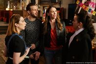 Younger – v.l.n.r.) Lauren Heller (Molly Bernard); Josh (Nico Tortorella); Liza Miller (Sutton Foster); Maggie Amato (Debi Mazar)