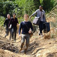 MacGyver – Das Agententeam hat einen neuen Fall: Der Sohn des Vizepräsidenten der USA ist verschwunden. Also begeben sich MacGyver (Lucas Till, M), Jack (George Eads, l.), Riley (Tristin Mays, 2. v. l.) und Bozer (Justin Hires, r.) in das gefürchtete Bermuda-Dreieck ...