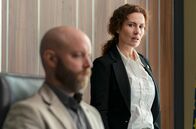 Die Saat - Tödliche Macht – Mel O'Connor (Rosemarie La Vaullée) misstraut Guillermo Sanchez (Paul Coltofeanu, li.)
