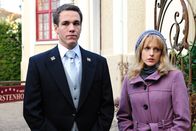 Sturm der Liebe – ARD STURM DER LIEBE FOLGE 1461 Uhr im ERSTEN. Xaver (Jan van Weyde, l.) begleitet Rosalie (Natalie Alison, r.), nach deren Rausschmiss durch Charlotte, hinaus.