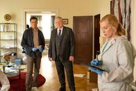 Der Staatsanwalt – Oberkommissar Alexander Witte (Jannik Mioducki, l.) und Oberstaatsanwalt Bernd Reuther (Rainer Hunold, M.) treffen am Tatort auf Rechtsmedizinerin Dr. Judith Engel (Astrid Posner, r.). Kann sie schon nähere Informationen zu den Todesumständen geben?