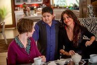 Modern Family – (v.li.) Kristen Schaal (Whitney), Rico Rodriguez (Manny Delgado), Sofía Vergara (Gloria Delgado).
