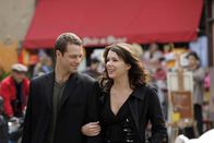 Gilmore Girls – Inspiriert von der Stadt der Liebe hat Romantiker Christopher (David Sutcliffe, l.) eine besondere Überraschung für Lorelai (Lauren Graham, r.) im Gepäck.