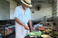 Küchen der Welt – Chefkoch Mario de l'Estrac bereitet das Tintenfisch-Gericht als Curry zu.