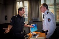 Notruf Hafenkante – Nachdem auch Tarik (Serhat Cokgezen, l.) einen anonymen Anruf bekommen hat, möchte er von Haller (Hannes Hellmann, r.) wissen, worum es in Kims Disziplinarverfahren geht.