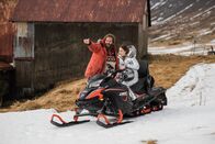 Gletschergrab – Farmer Einar (Ólafur Darri Ólafsson) zeigt Kristín (Vivian Ólafsdóttir) den Weg zum Gletscher, wo ihr Bruder gefangen gehalten wird.