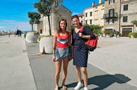 alpha-expedition: Wunderschön! – Moderatorin Anne Willmes (r) ihre malerische Heimatstadt Piran an der Küste von Slowenien, der man ihre venezianische Vergangenheit ansieht.