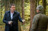 Sturm der Liebe – Christoph (Dieter Bach, l.) bezahlt den Schützen (Komparse, r.), ist aber aufgebracht, weil Robert verletzt wurde.