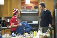 Community – Jeff (Joel McHale, r.) wird von Professor Duncan zu einem Fußball-Fernsehabend genötigt, an dem viele ungebetene Gäste erscheinen, allen voran Chang (Ken Jeong, l.) ...