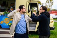 Bettys Diagnose – Mirko Koopmann (Tobias van Dieken, r.) sitzt erneut in der Patsche. Als er seinen Bruder Tom Koopmann (Tobias Licht, l.) , den er um 10.000 Euro betrogen hat, aufsucht und um Hilfe bittet, kommt es zum Handgemenge.