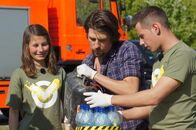 Checkpoint – Maja, Moderator Tommy Scheel und Cem füllen Flaschen mit Benzin.