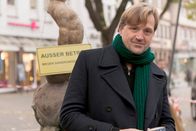 Huck – Ein Mineralwasserbrunnen ist vergiftet worden - Huck (Patrick von Blume) soll im Auftrag von Anwältin Katja ermitteln.