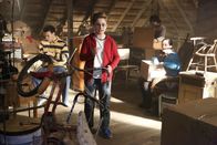 The Goldbergs – v.l.n.r.) Barry Goldberg (Troy Gentile); Adam Goldberg (Sean Giambrone); Dave Kim (Kenny Ridwan); Erica Goldberg (Hayley Orrantia)