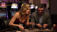 Ma - Sie sieht alles – Mercedes (Missi Pyle) und Ben (Luke Evans) Die Verwendung des sendungsbezogenen Materials ist nur mit dem Hinweis und Verlinkung auf RTL+ gestattet.; Mercedes (Missi Pyle) und Ben (Luke Evans) Die Verwendung des sendungsbezogenen Materials ist nur mit dem Hinweis und Verlinkung auf RTL+ gestattet.