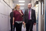 From Darkness – Das Verhältnis zwischen Claire (Anne-Marie Duff) und ihrem ehemaligen Kollegen John Hind (Johnny Harris) ist angespannt. Früher haben sie gut zusammen funktioniert, doch nun haben sich beide stark verändert.