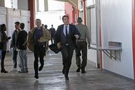 Navy CIS – Bei den Ermittlungen in einem neuen Fall: McGee (Sean Murray, vorne l.) und DiNozzo (Michael Weatherly, vorne r.) ...