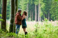 Gestern waren wir noch Kinder – Robert Krug (Peter Schneider) wurde von Anna Klettmann (Maria Simon) in den Wald gerufen.