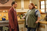 Two and a Half Men – Haben Angst vor Isabelle: Alan (Jon Cryer, l.) und Berta (Conchata Ferrell, r.) ...