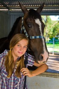 Emm@s Ch@troom – Ally (Marny Kennedy) ist bereit für einen Ausritt.