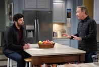 Last Man Standing – Ryan Vogelson (Jordan Masterson, l.); Mike Baxter (Tim Allen, r.)