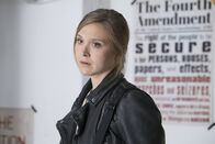 Homeland – Laura (Sarah Sokolovic) versucht mit ihrer Quelle Kontakt aufzunehmen, da ihr die neuen Dokumente fehlen, während Carrie erfährt, dass sie auf Sauls Todesliste steht ...