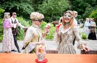 Sturm der Liebe – Christoph spürt beim Maskenball Alexandras (Daniela Kiefer, r. vorne mit Birgit Koch, l. vorne) Distanziertheit.